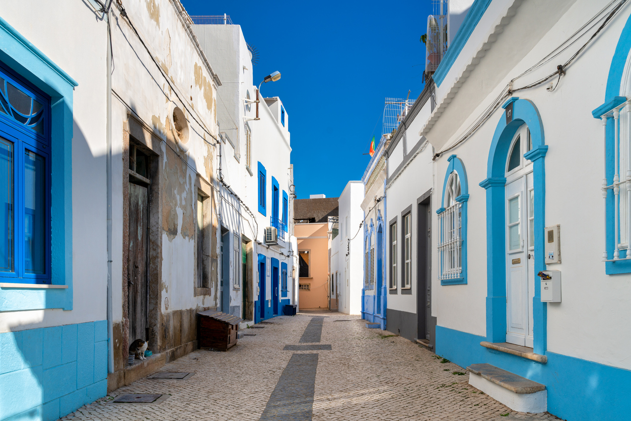 Casas blancas y azules típicas del pueblo pesquero de Olhao Algarve, Portugal