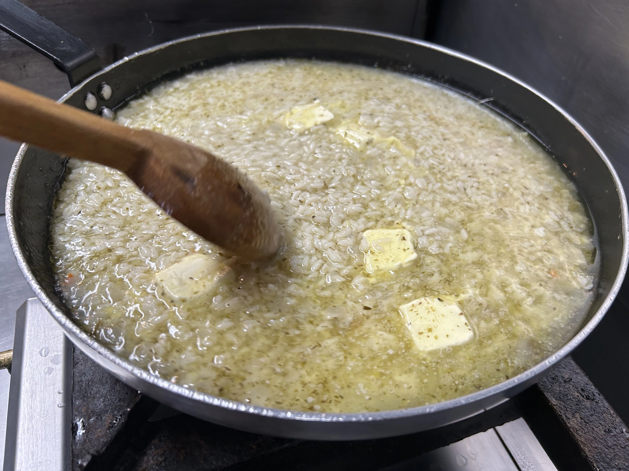 Aprende a hacer el arroz caldoso griego 'pilaf' con esta sencilla receta