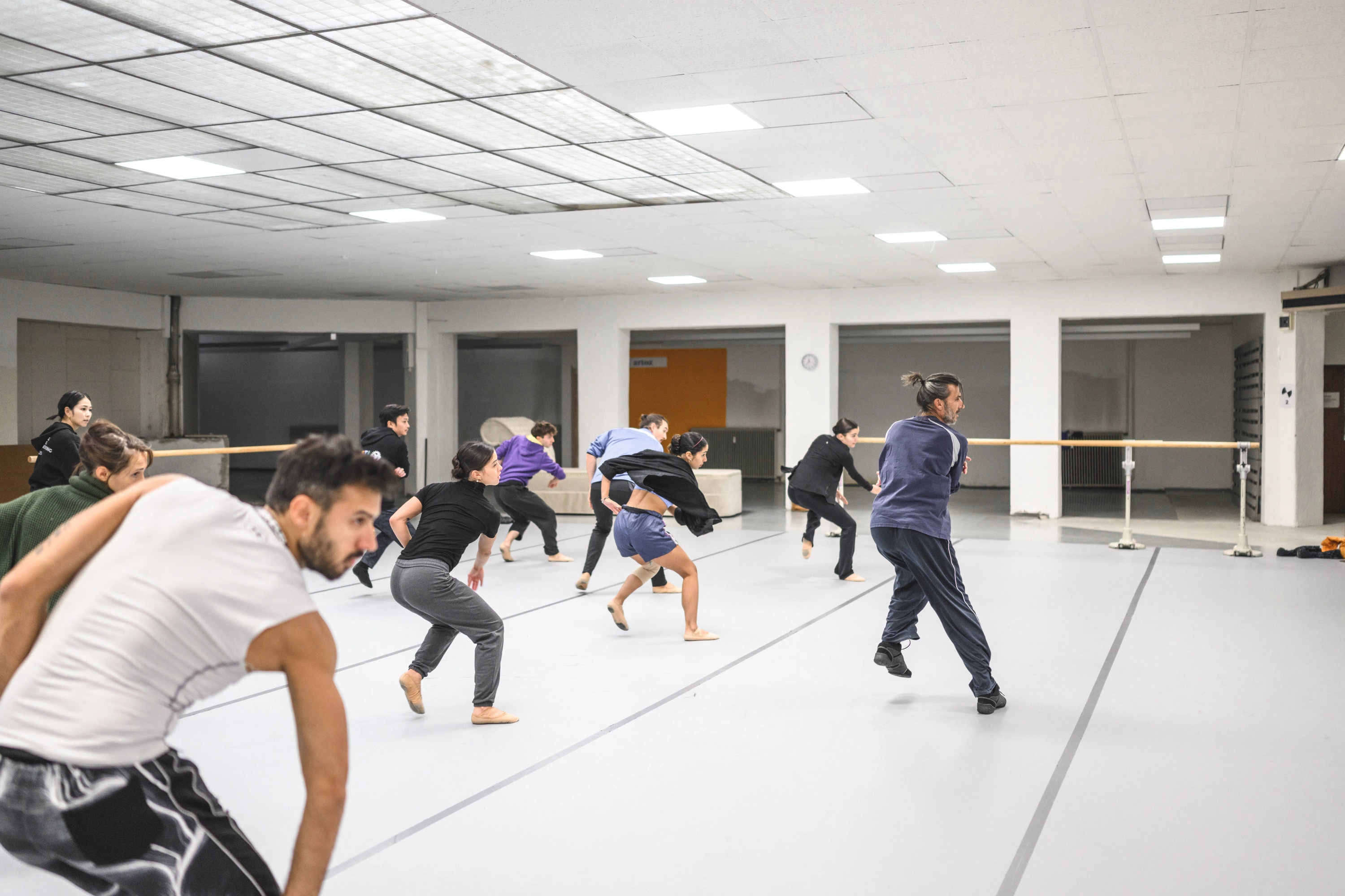 Enrique Gasa en un ensayo con sus bailarines.