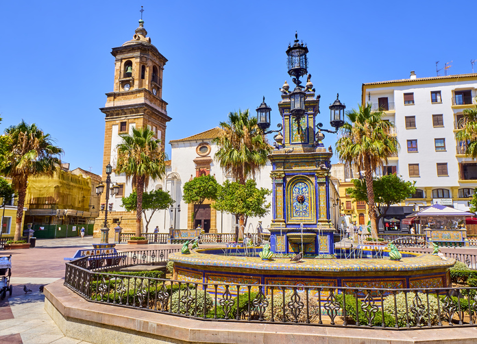 Plaza Alta de Algeciras, de fondo se alza la Iglesia de Nuestra Señora de la Palma, provincia de Cádiz.