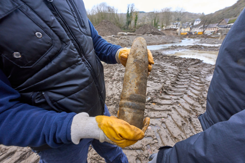 Un empleado del Servicio de Desactivación de Artefactos Explosivos sostiene una granada explosiva de 7,5 mm de la Segunda Guerra Mundial (foto simbólica).