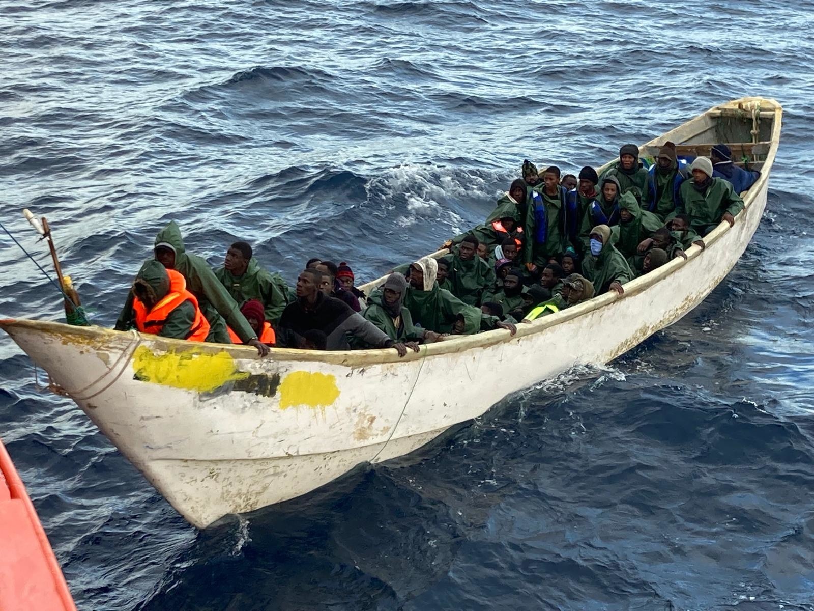 Cayuco interceptado por Salvamento Marítimo cuando navegaba hacia Canarias.