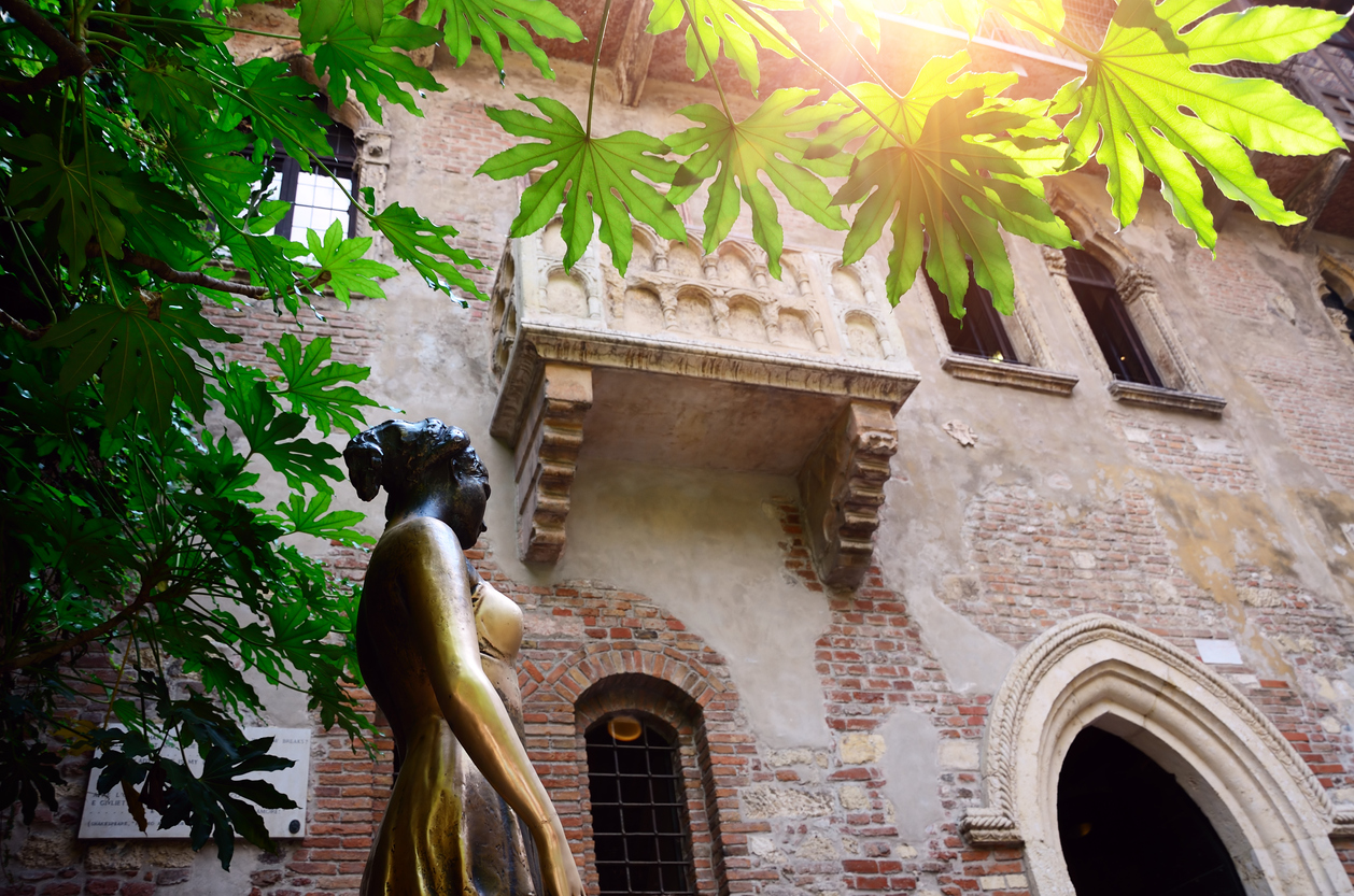 Casa de Julieta, son su estatua y el famoso balcón.