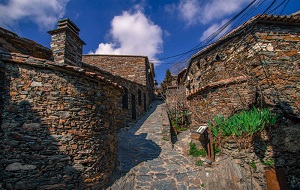 Calles empinadas de Patones de Arriba (Madrid).