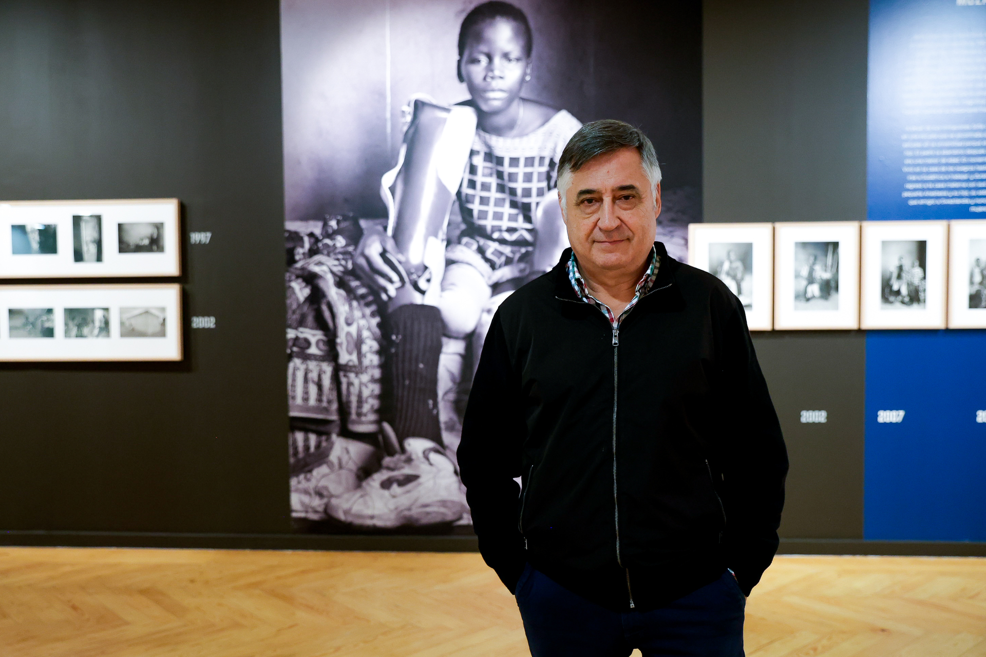 fotografo: Jose Gonzalez Pérez [[[PREVISIONES 20M]]] tema: Reportaje con Gervasio Sánchez enseñándonos su última exposición