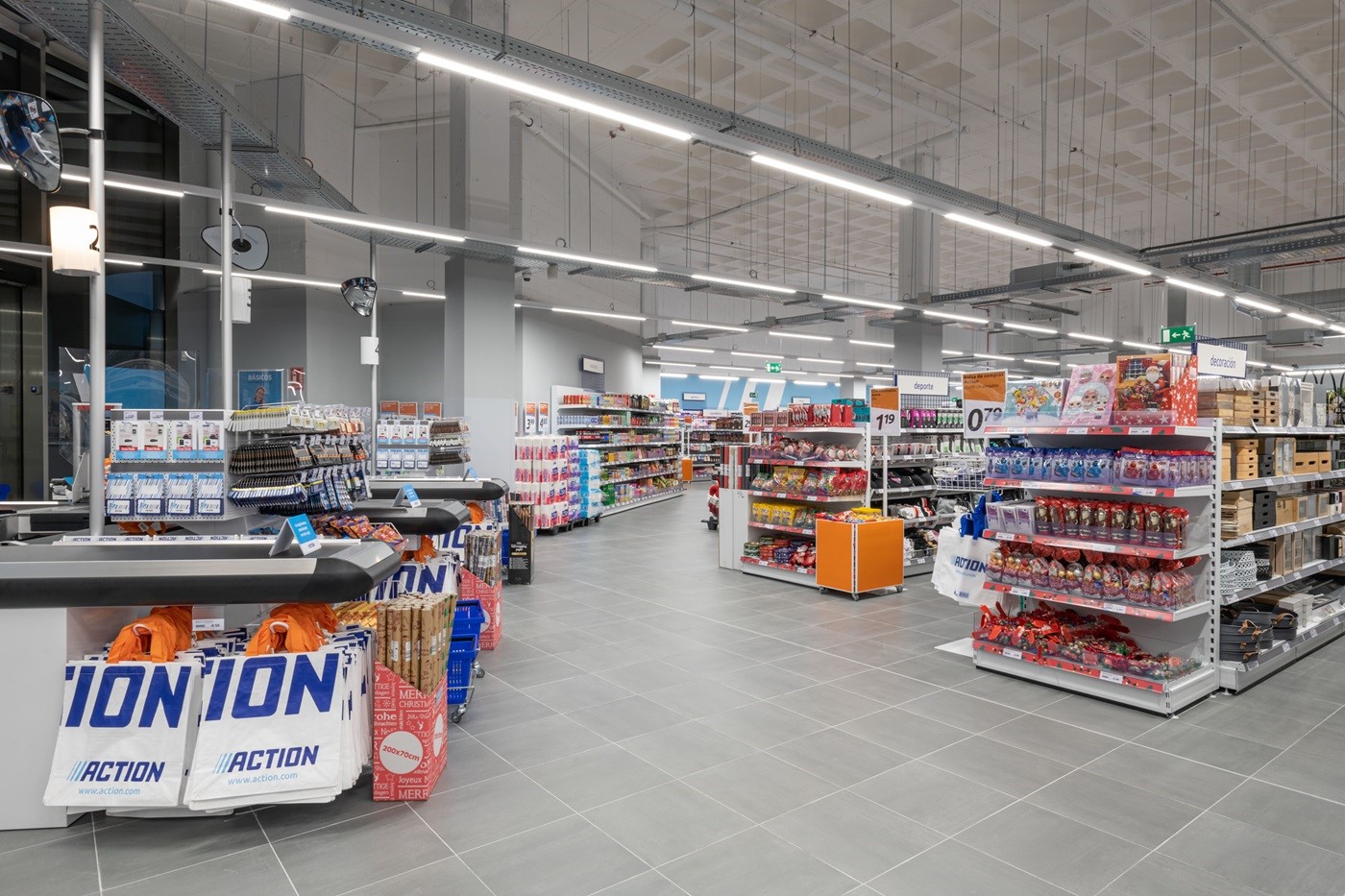 Interior de una tienda de Action en España.
