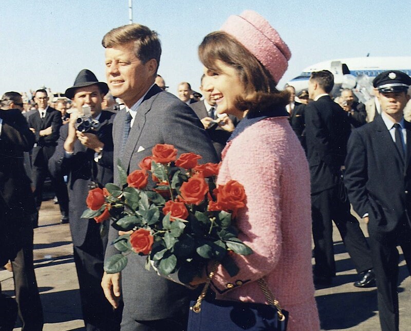 Los Kennedy, a su llegada a Dallas el 22 de noviembre de 1963, unas horas antes del magnicidio.