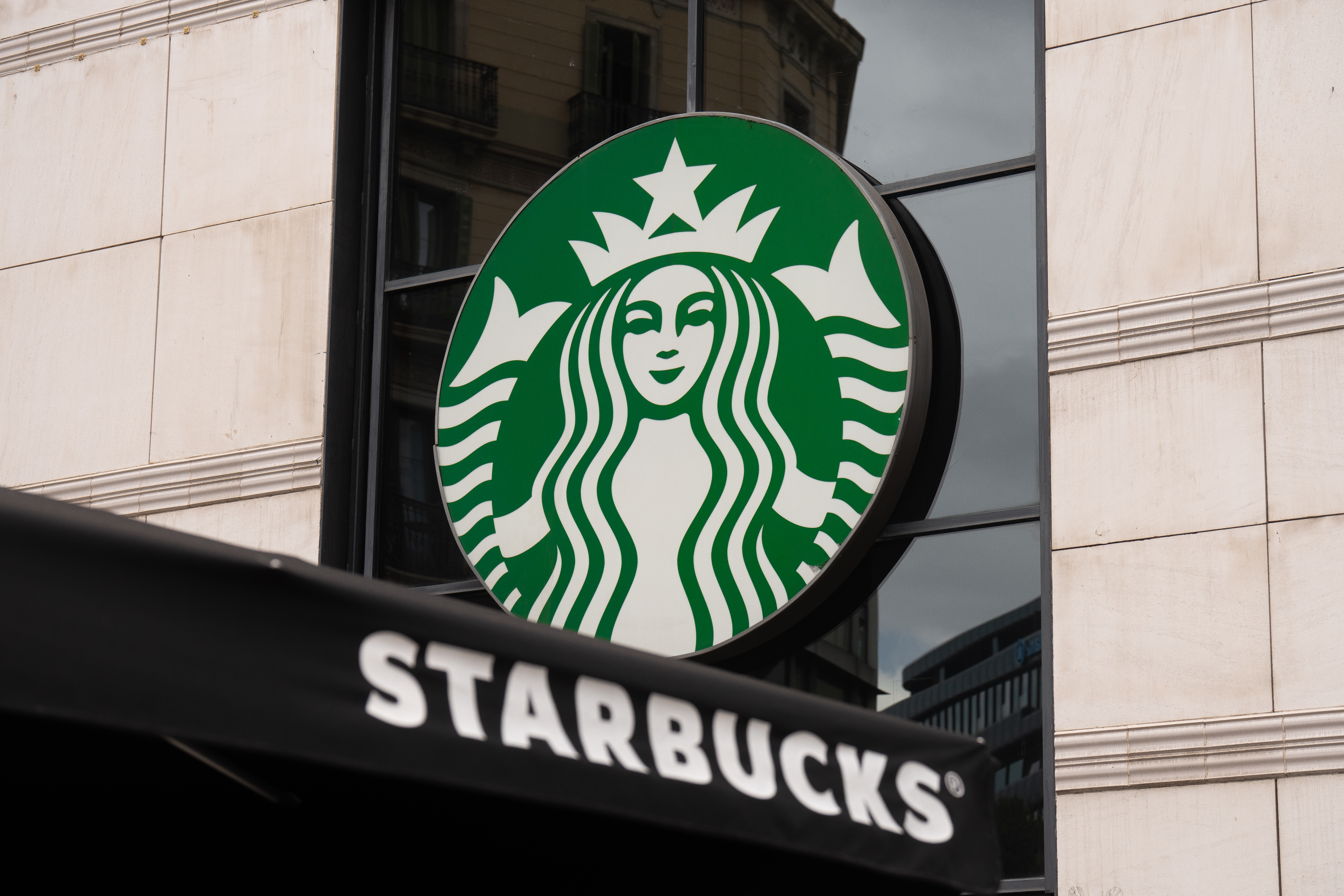 Una cafetería de la franquicia Starbucks en Barcelona, a 7 de agosto de 2023, en Barcelona