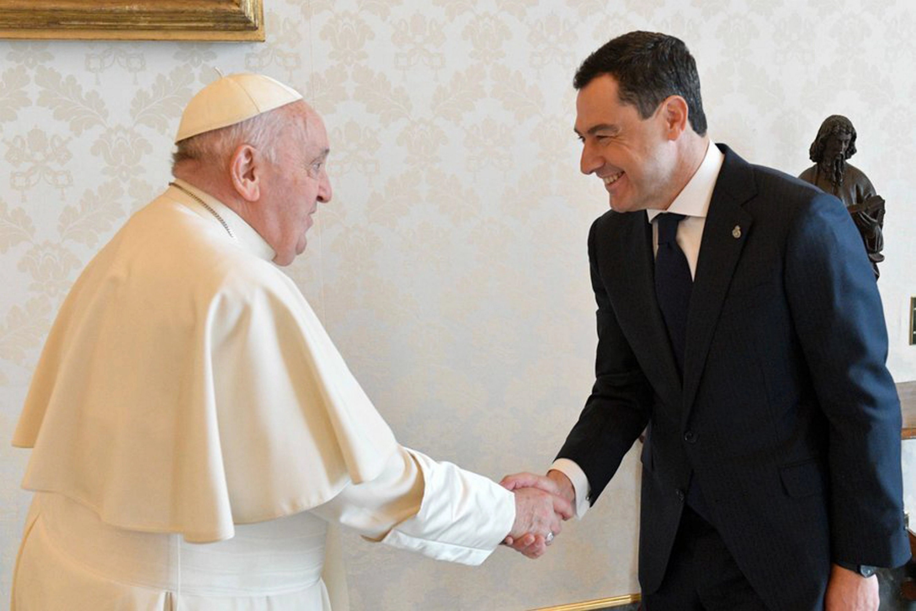 El presidente de la Junta de Andalucía, Juanma Moreno, es recibido en audiencia por el papa Francisco en el Vaticano.