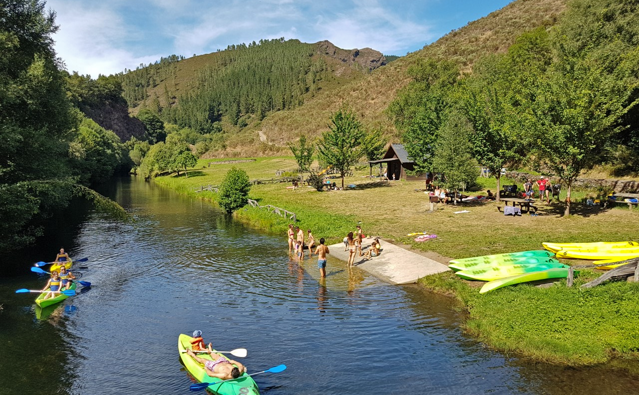 Zona de baños y canoas próxima a Santa Eulalia de Oscos.
