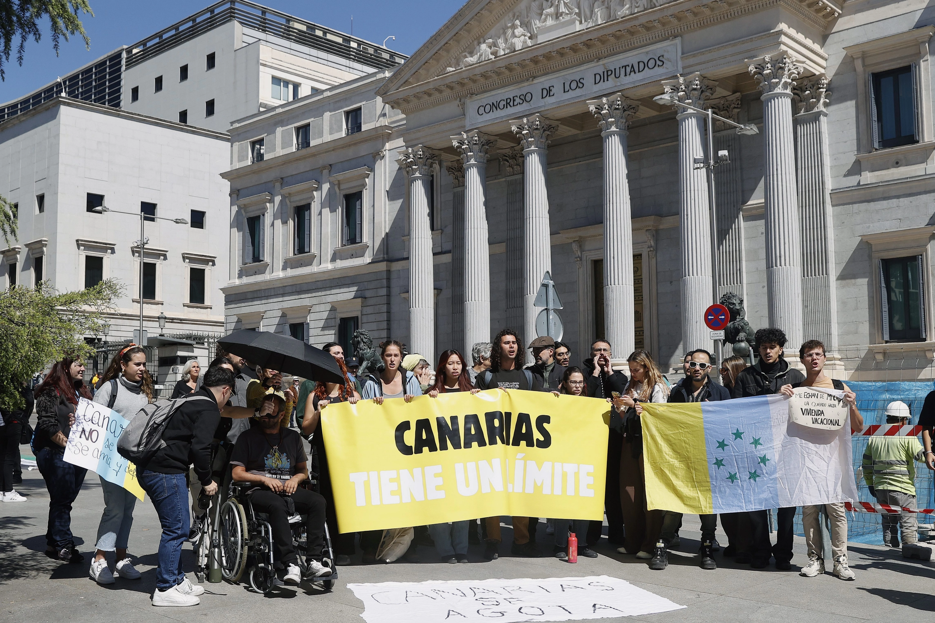 Protestas por el turismo en Canarias ante el Congreso.