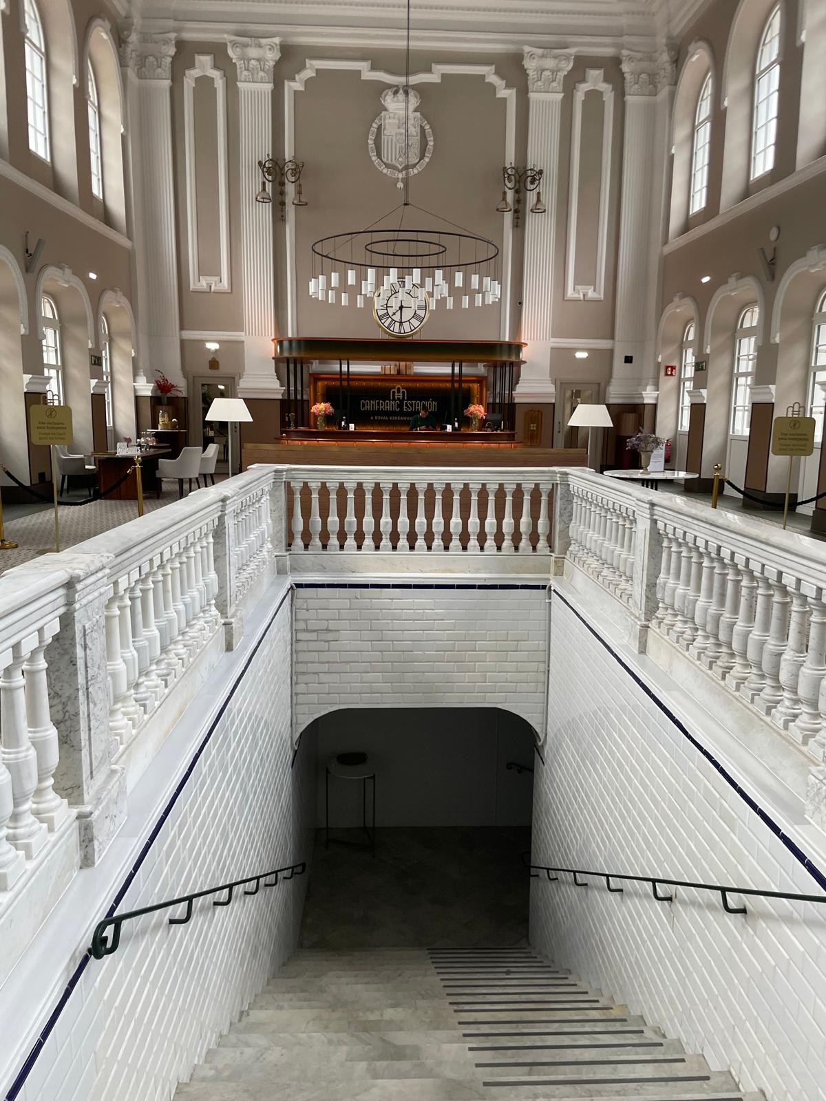 Recepción del hotel Canfranc Estación.