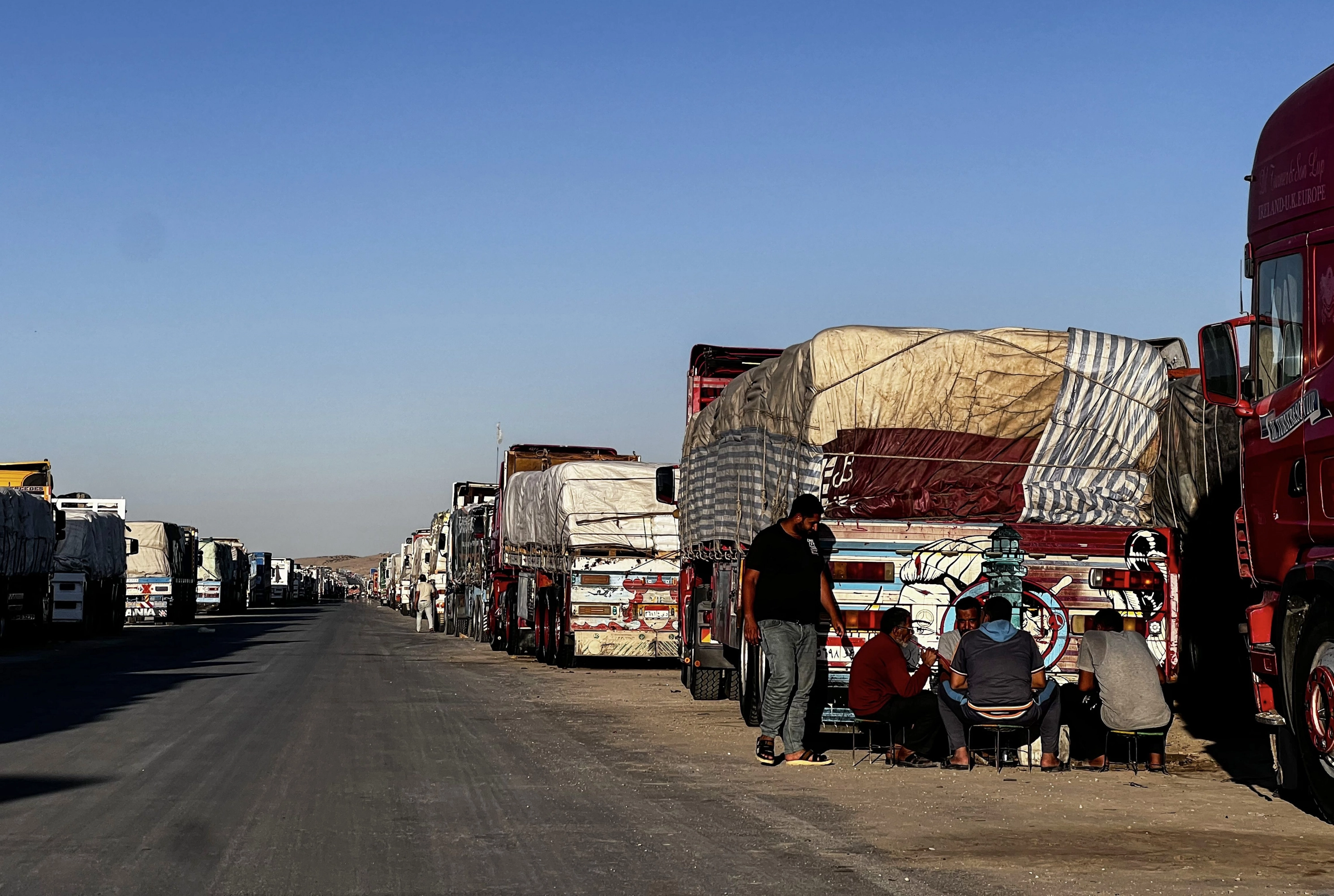 Camiones con ayuda humanitaria detenidos esperando para cruzar por Rafah.