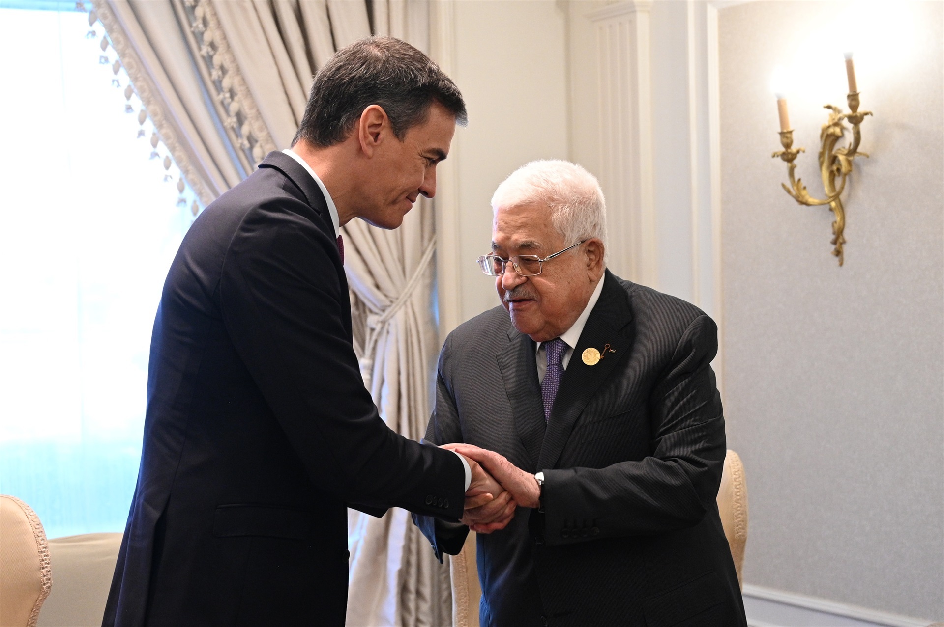 El presidente del Gobierno en funciones, Pedro Sánchez, se reúne con el presidente de la Autoridad Nacional Palestina, Mahmud Abbas, en el marco de la cumbre 'El Cairo para la paz'. POOL MONCLOA/BORJA PUIG DE LA BELLACASA (Foto de ARCHIVO) 21/10/2023