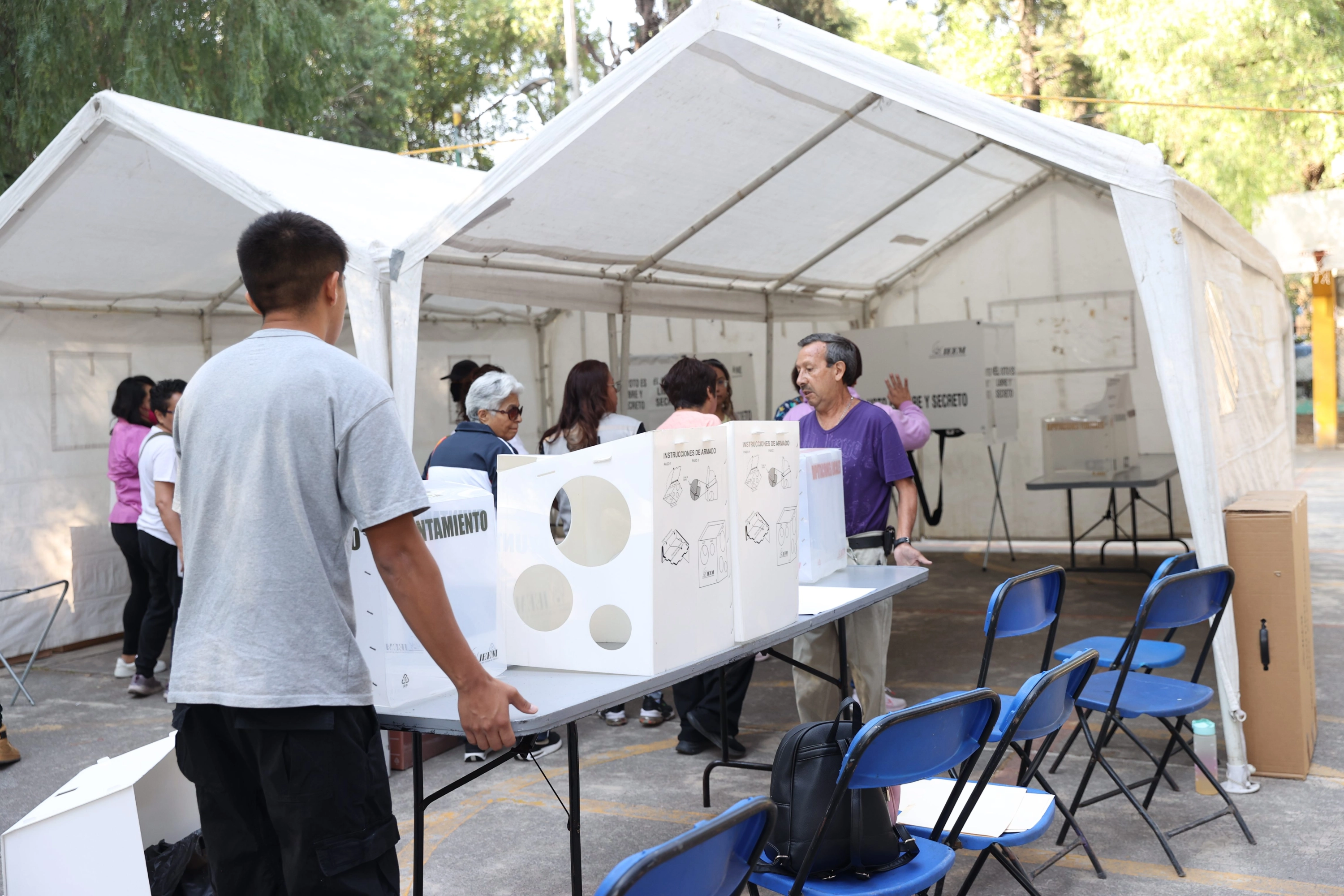 Jurados electorales instalan las casillas para la votación de las elecciones generales este domingo.