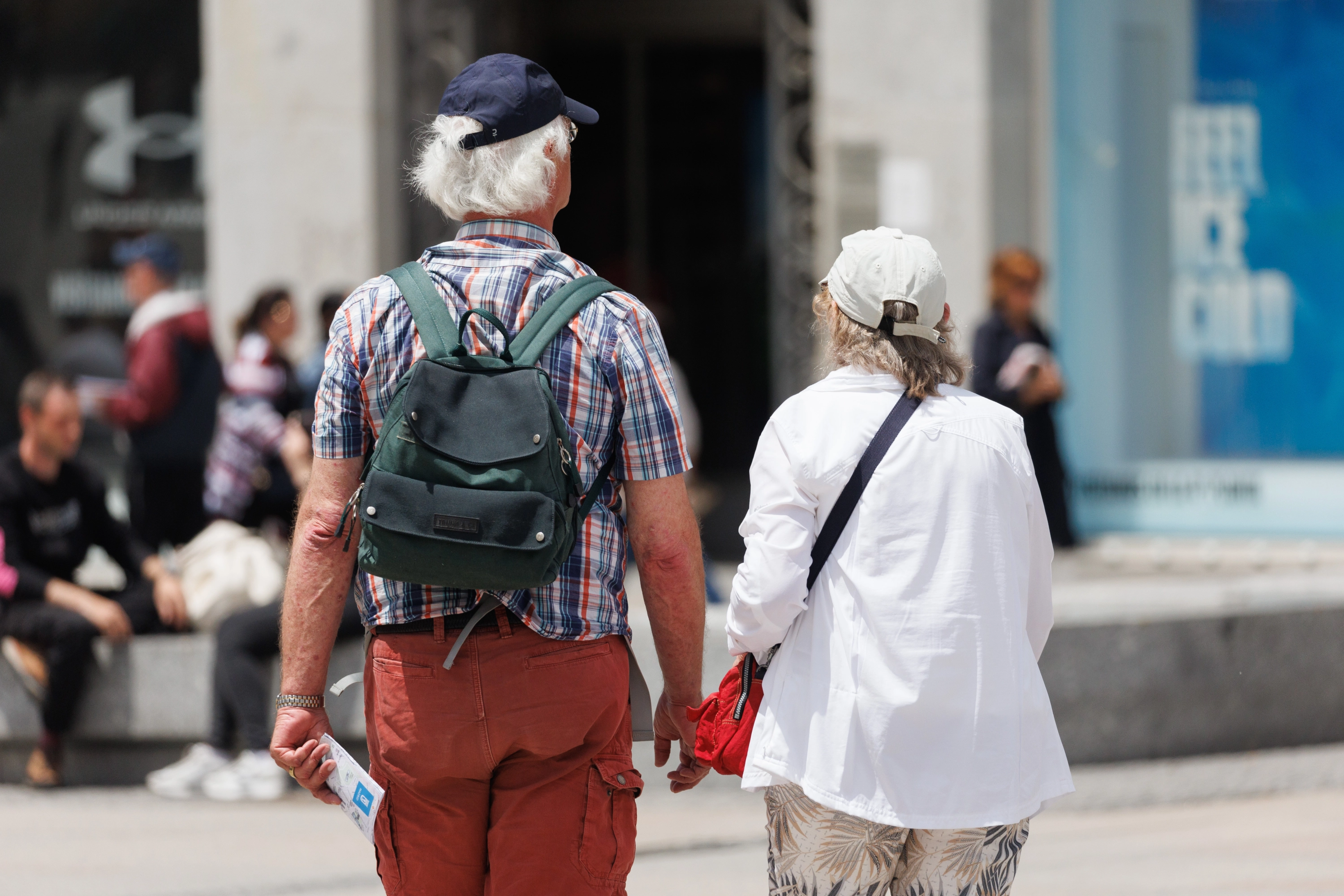 Una pareja de turistas camina en la Puerta del Sol, a 1 de junio de 2023, en Madrid (España). España ha registrado el mejor abril de la historia en número de turistas internacionales y en niveles de gasto, un 20% por encima del récord prepandemia. Los datos pormenorizados son aún más esperanzadores: en los cuatro primeros meses, España recibió 21 millones de llegadas, un 32,4% más que en el mismo período de 2022, según el Instituto Nacional de Estadística (INE). 01 JUNIO 2023;TURISMO;VIAJAR;EXTRANJEROS;TURISTA;TURISTAS;VACACIONES;OCIO; Eduardo Parra / Europa Press (Foto de ARCHIVO) 01/6/2023