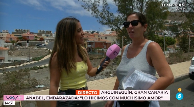 Anabel Pantoja atiende a la reportera de 'Vamos a ver'.