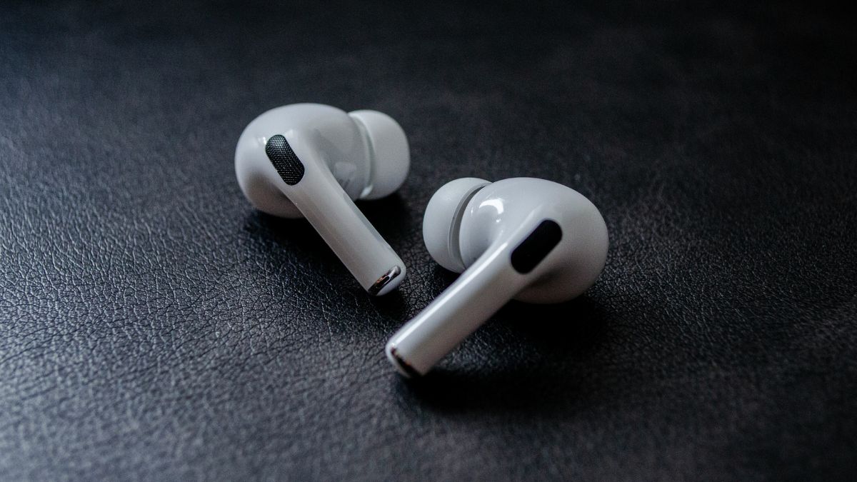 Na foto, alguns AirPods.