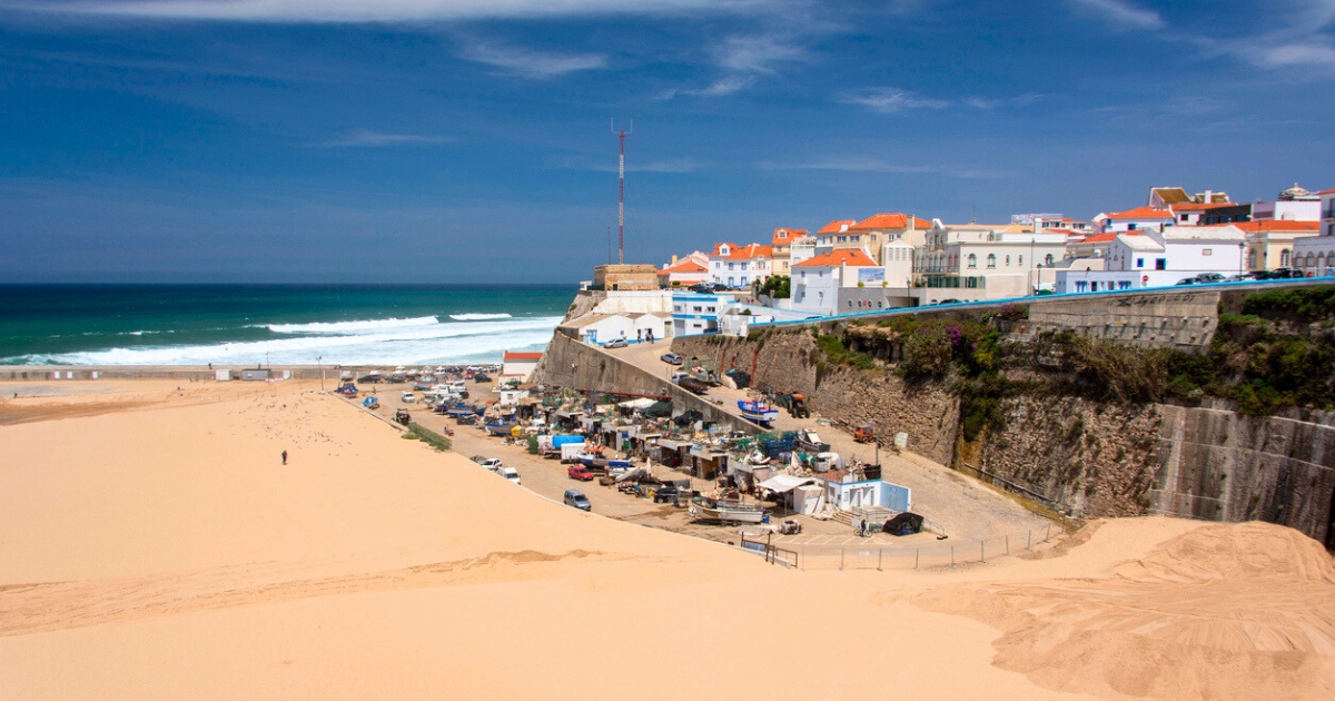 Portugal está lleno de sorpresas y lugares únicos esperando a ser descubiertos. El país vecino recibe una gran cantidad de turistas provenientes de España, y aunque los principales destinos suelen ser las ciudades de Lisboa y Oporto, la nación lusa esconde otros muchos lugares dignos de visitar.