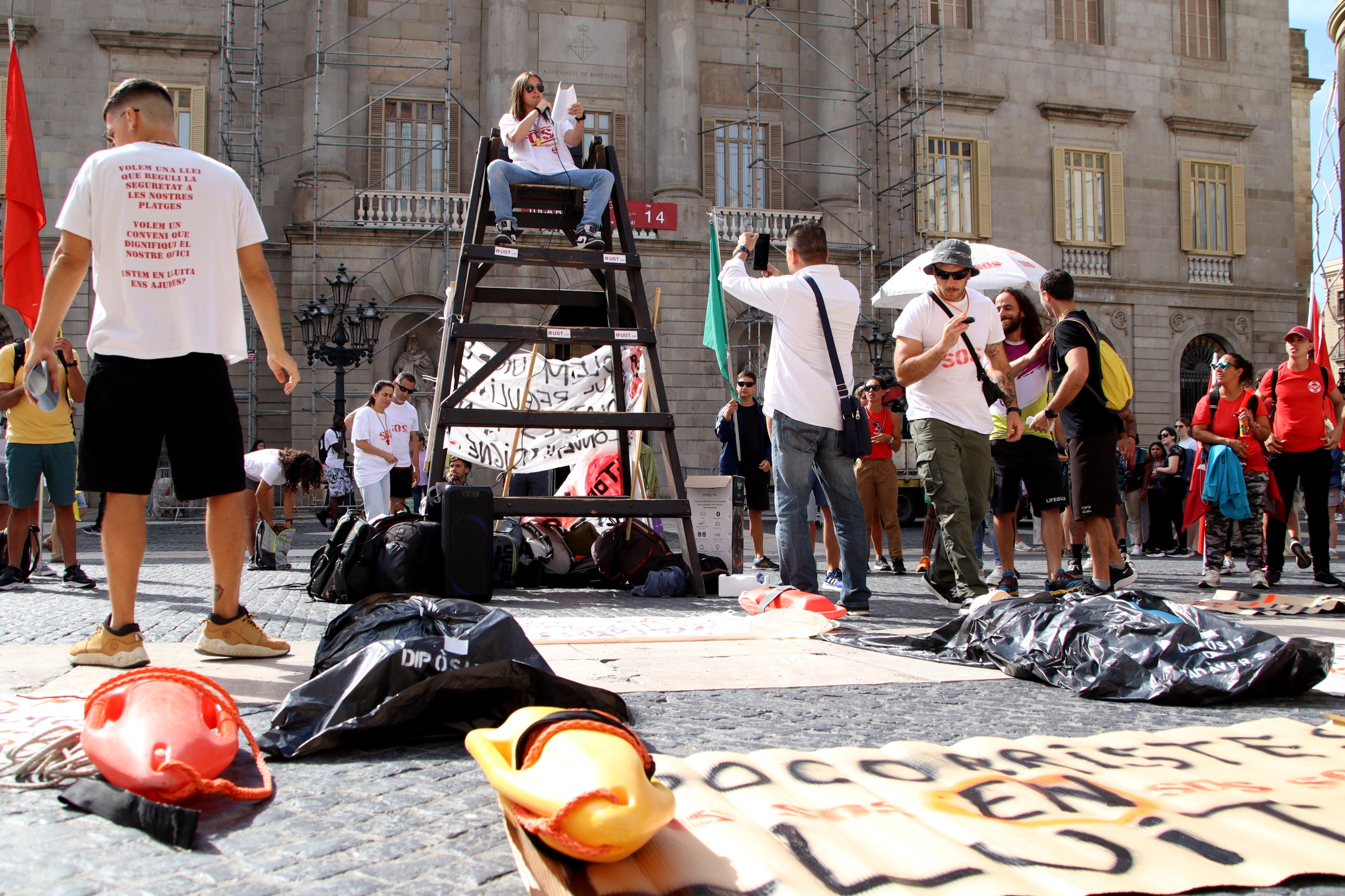 Los manifestantes se han concentrado en la plaza Sant Jaume de Barcelona.