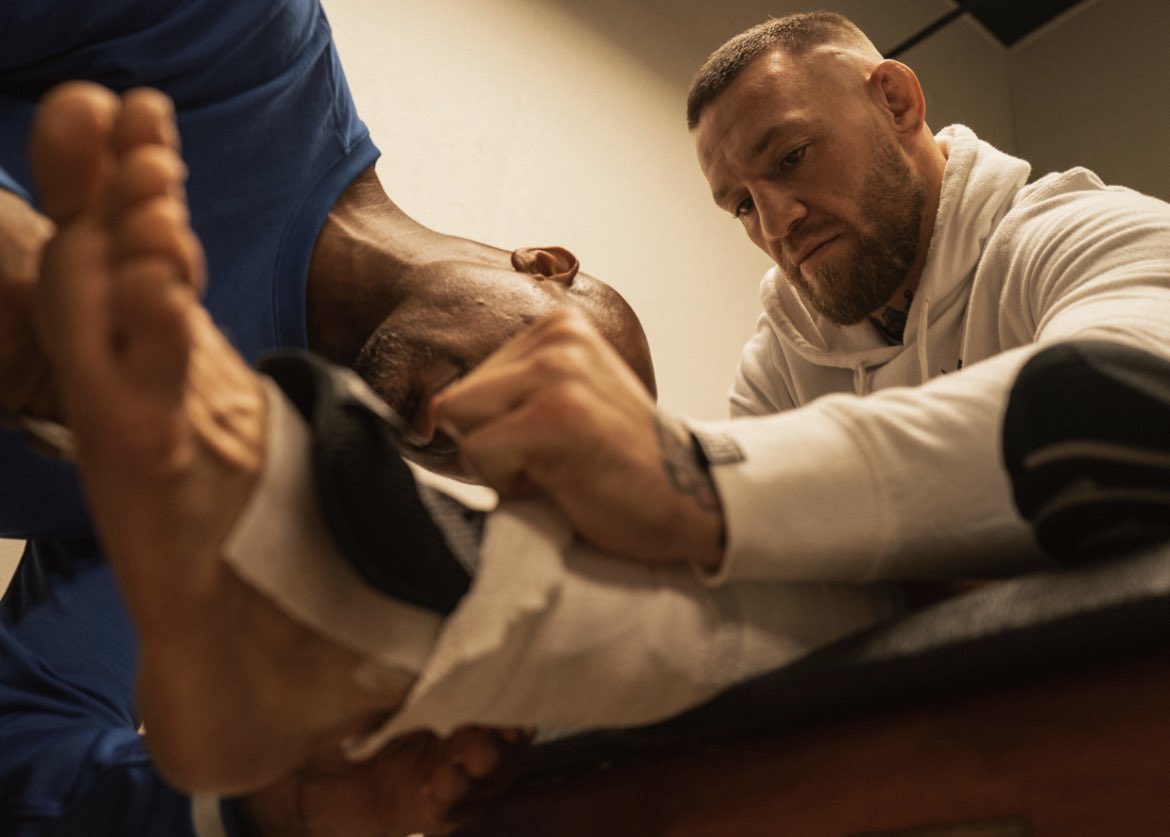 McGregor recuperándose de su lesión en la tibia