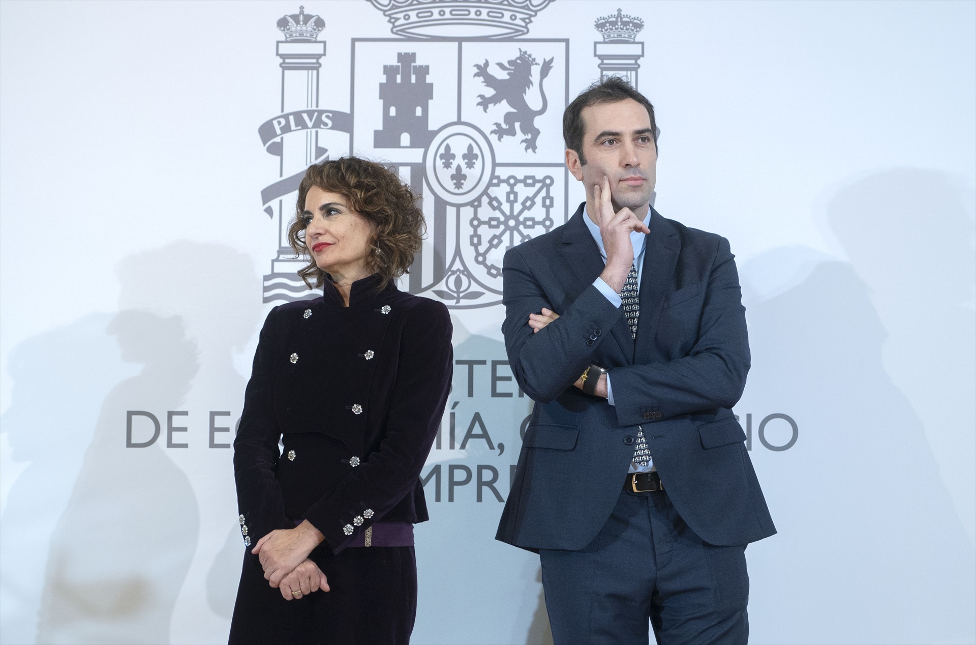 La ministra de Hacienda, María Jesús Montero junto al nuevo ministro de Economía, Comercio y Empresa, Carlos Cuerpo, en la sede del Ministerio de Economía, Comercio y Empresa,