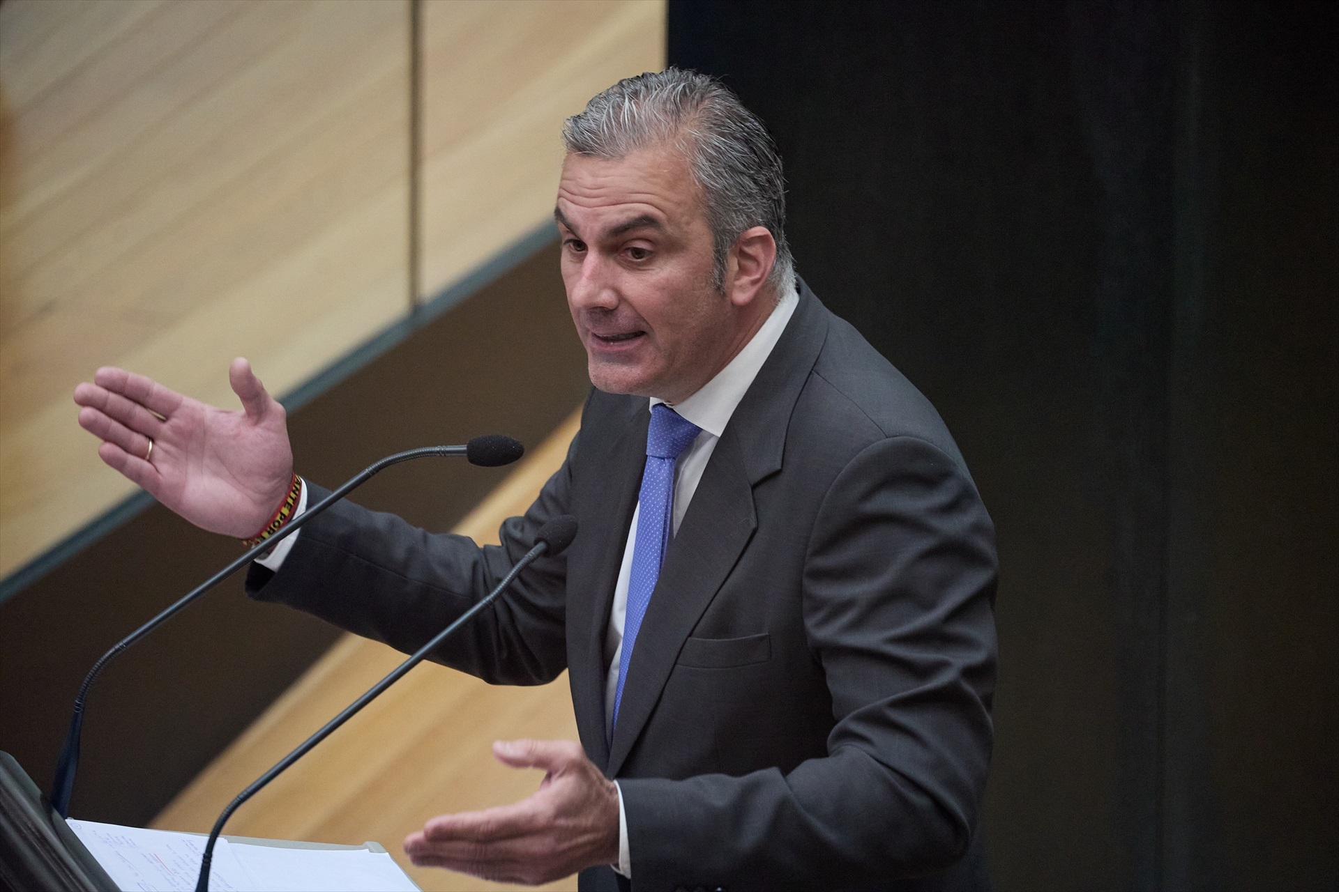 No Conselho da Cidade, o representante da Vox, Zavier Ortega Smith, interveio em Palasio de Sibels na extraordinária sessão plenária do Conselho da Cidade de Madri, Madri (Espanha) em 25 de junho de 2024.