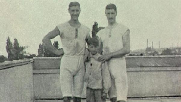 Dimitrios Loundras, en el centro, tras ganar la medalla de bronce a la edad de 10 años y 218 días.