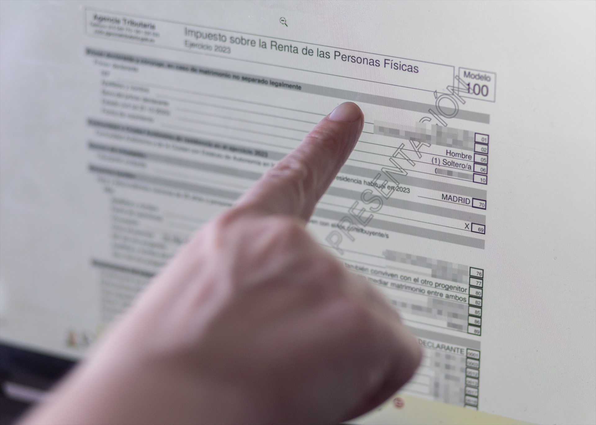 Uma pessoa anuncia renda no computador.