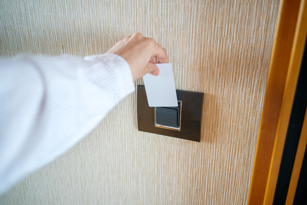 Interruptor con tarjeta en hotel.