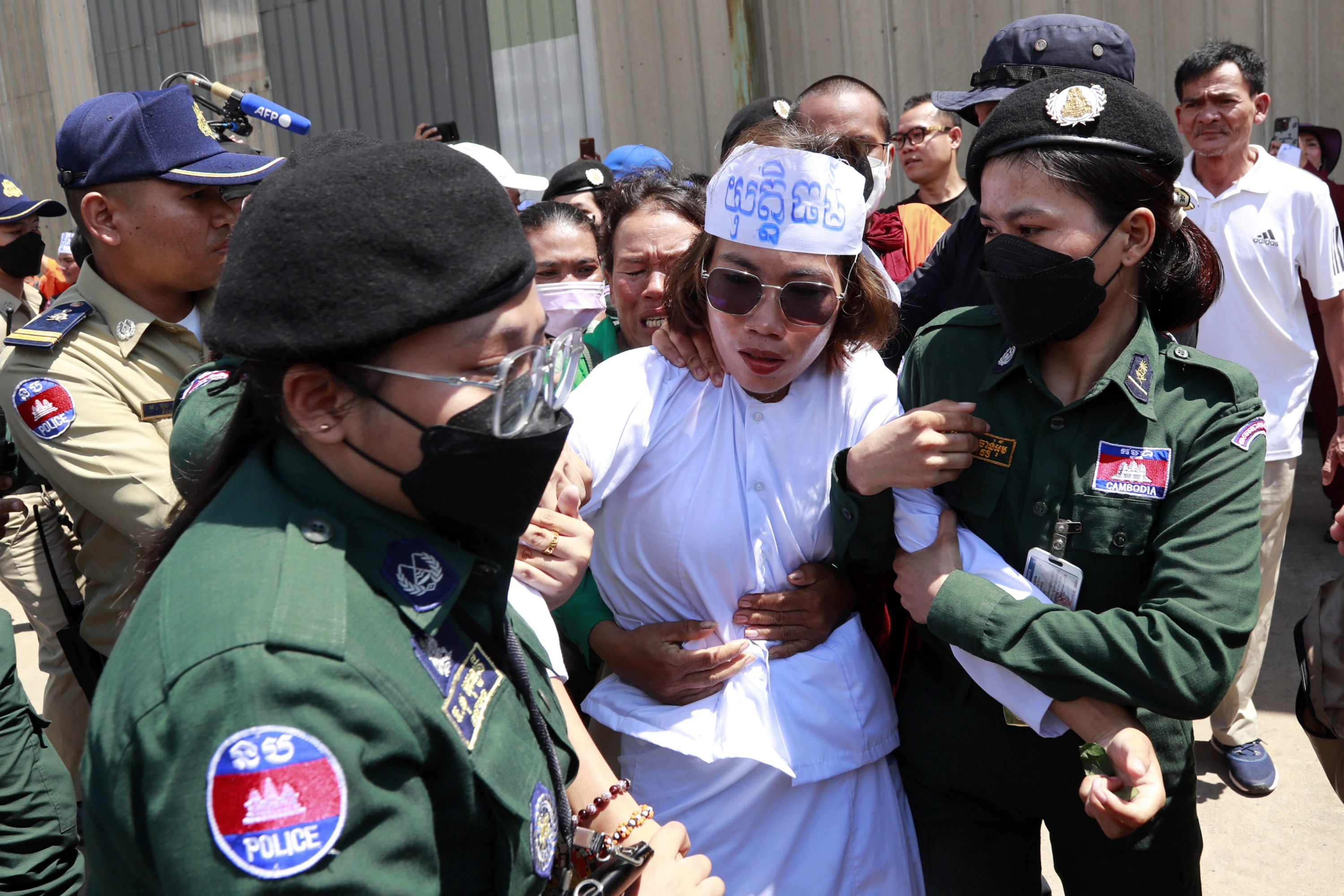 Nueve activistas camboyanos y uno español son condenados por conspirar contra el Gobierno e insultar a la monarquía.