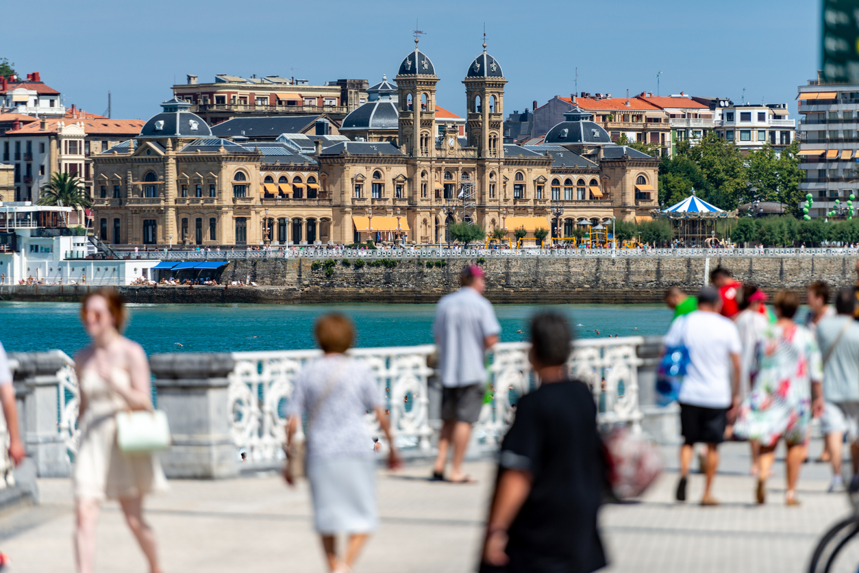 Paseo marítimo de San Sebastián con el Ayuntamiento.