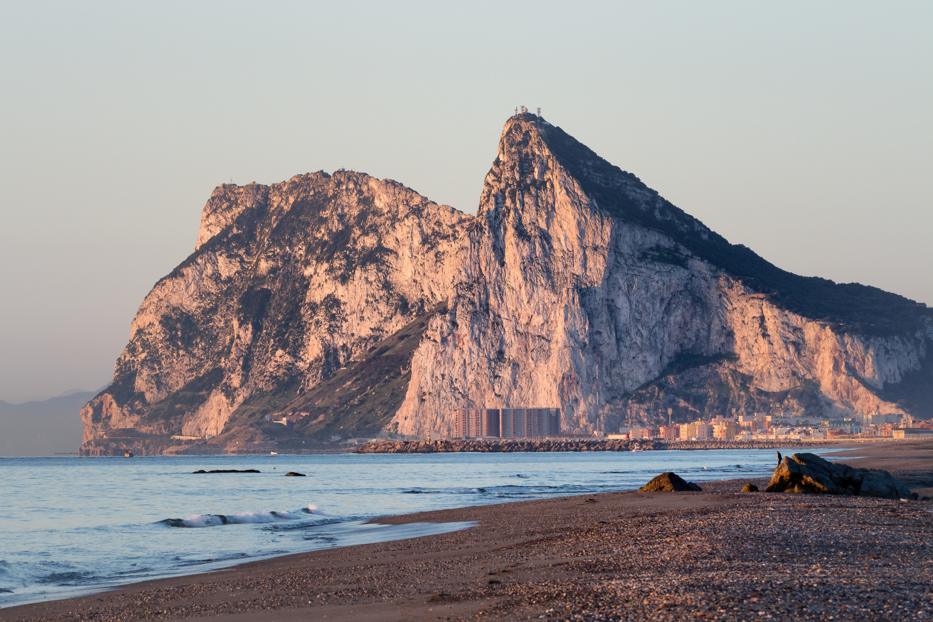 El peñón de Gibraltar visto desde Cádiz.