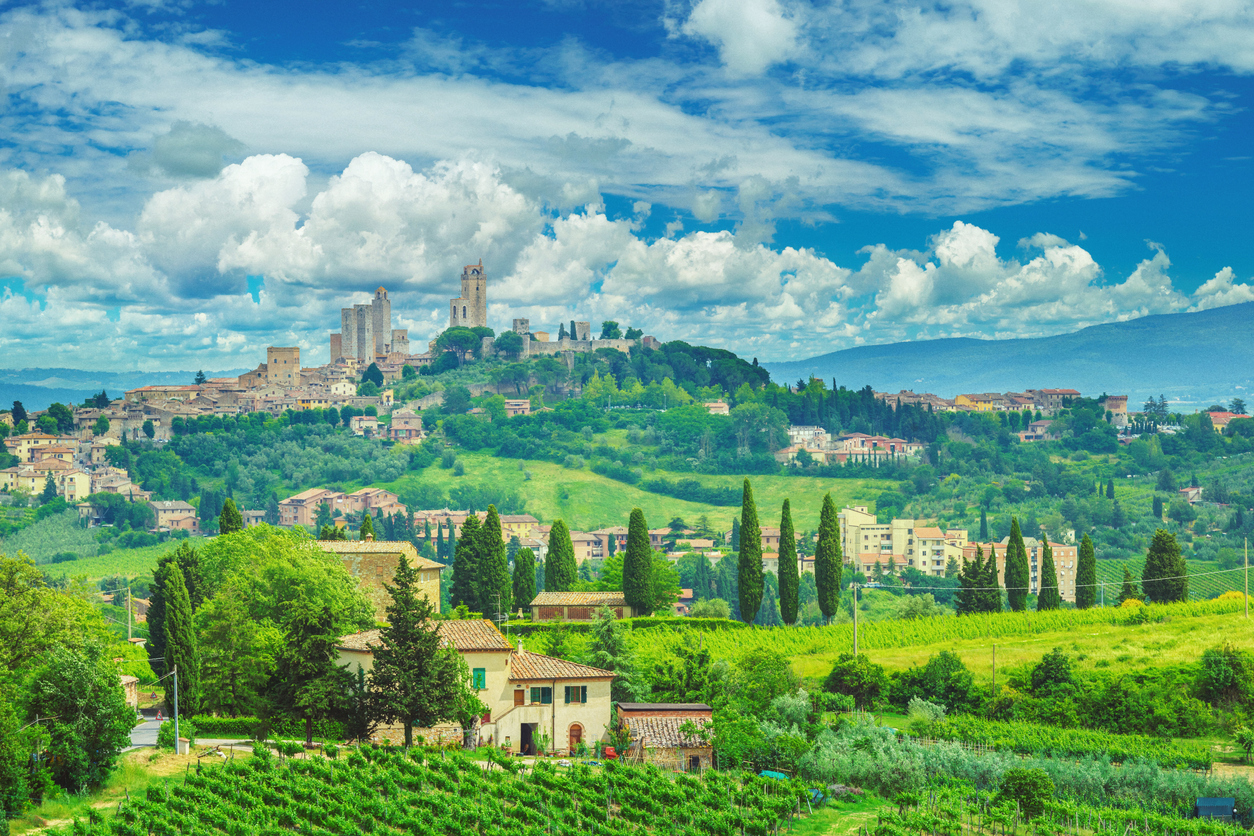 Paisaje de la Toscana con el pueblo de San Gimignano al fondo.