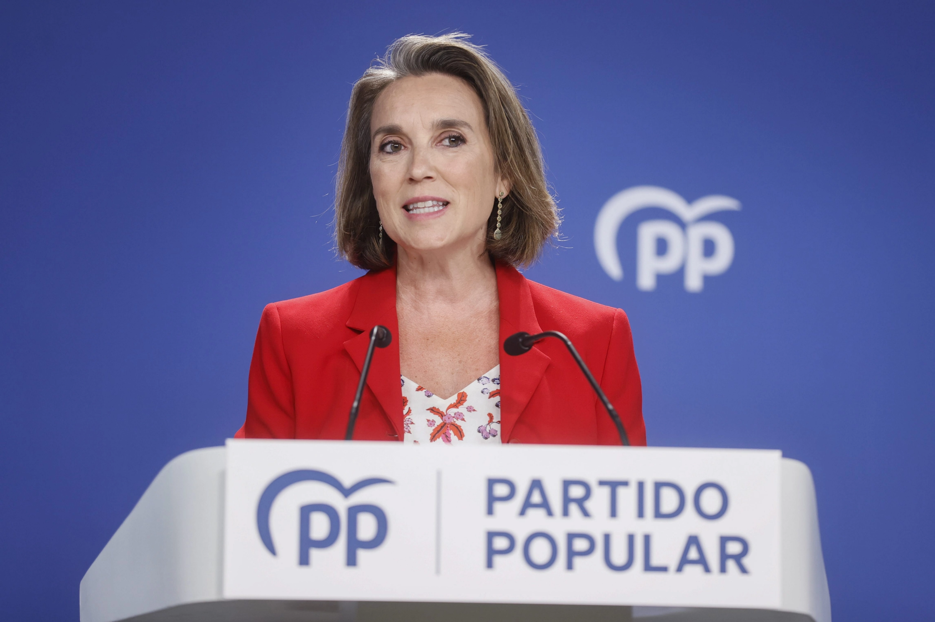 MADRID, 08/08/2024.- La secretaria general del PP, Cuca Gamarra, durante su intervención en la sede del partido en la calle Génova este jueves en el que se celebra en el Parlament de Catalunya el debate de investidura del candidato socialista a la Presidencia de la Generalitat, Salvador Illa mientras el expresidente de la Generalitat Carles Puigdemont, se le ha perdido el rastro tras intervenir en un acto multitudinario en Barcelona, después siete años huido de España, pese a tener una orden de arresto. EFE/ Fernando Alvarado ESPAÑA PARTIDOS PP