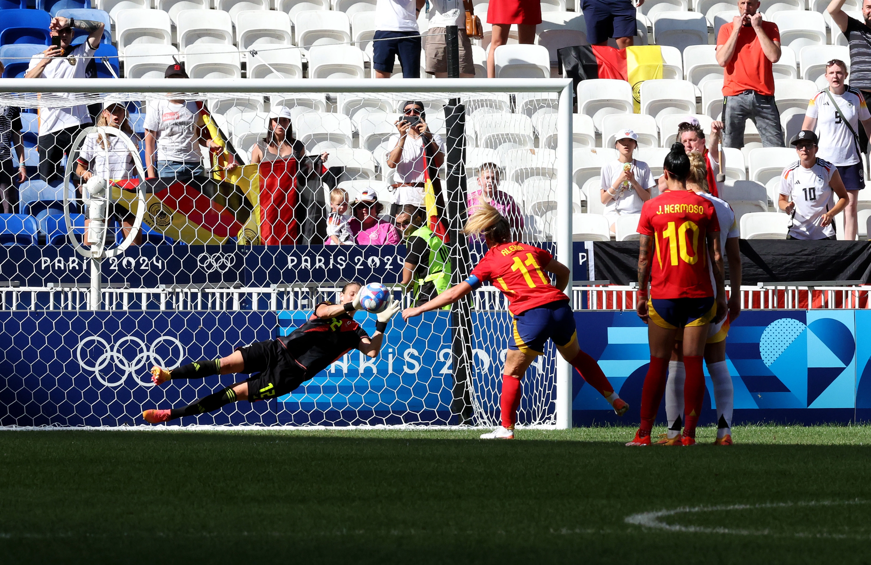 El momento en el que Ann-Katrin Berger detiene el penalti de Alexia Putellas en el partido por el bronce de París 2024.