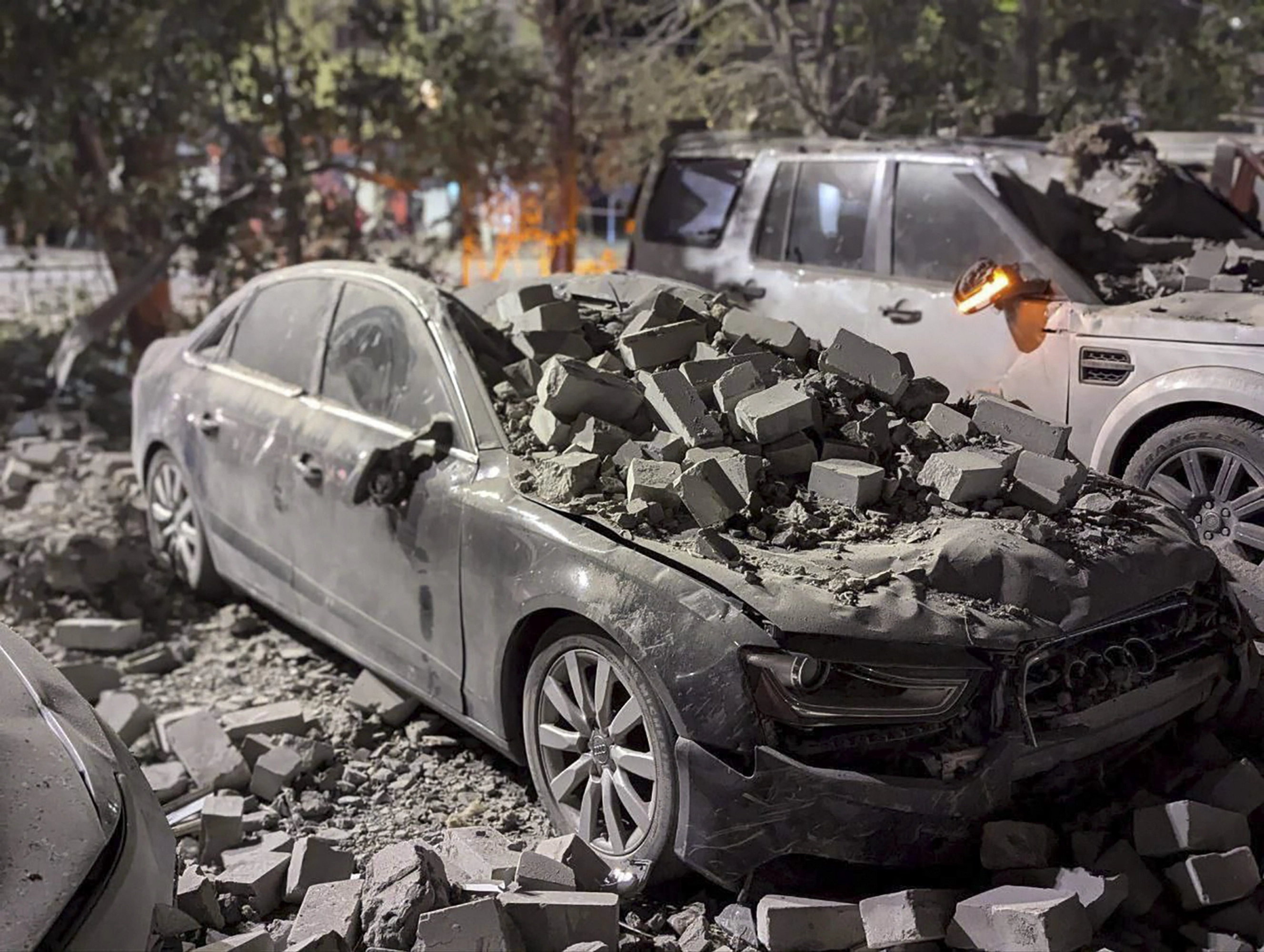 Un automóvil destrozado en un ataque con cohete en Kryvyi Rih, Ucrania.