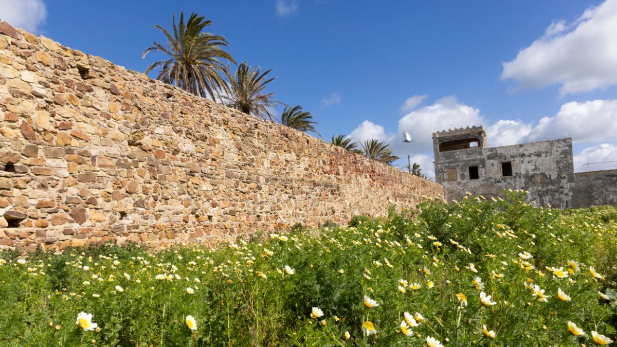 Muro del patio medieval en el Castillo de las Almadrabas en Zahara de los Atunes