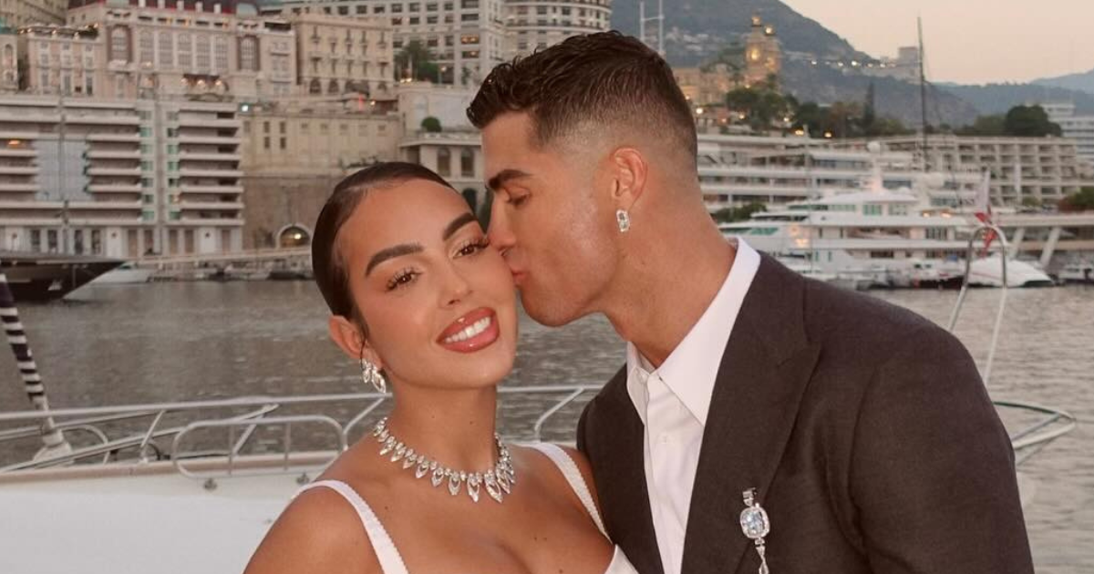 Cristiano Ronaldo And Georgina Rodriguez Celebrate Their Engagement With Stunning Photos! - ehflahj