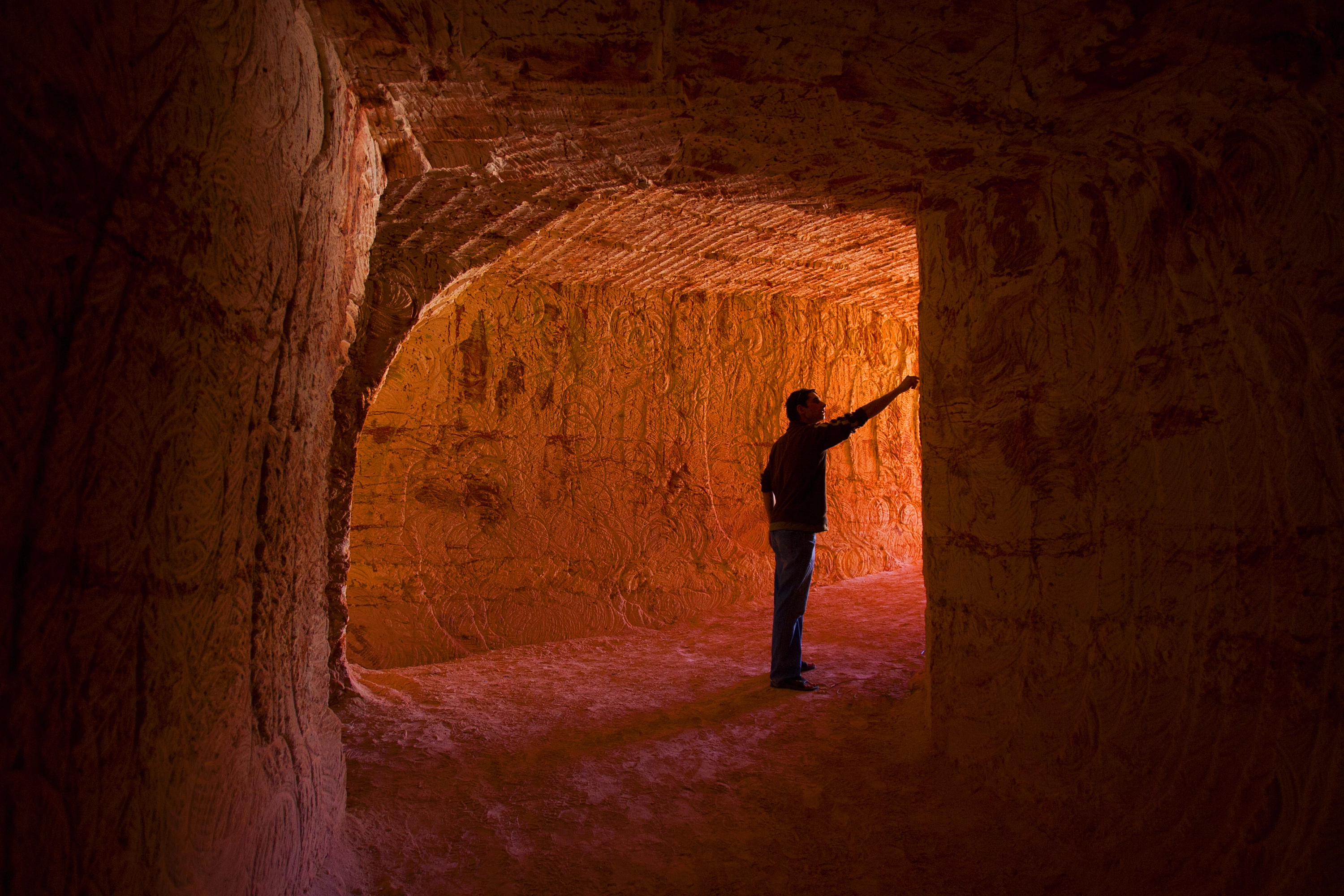 Hombre en un túnel de Coober Pedy, South Australia (Australia).