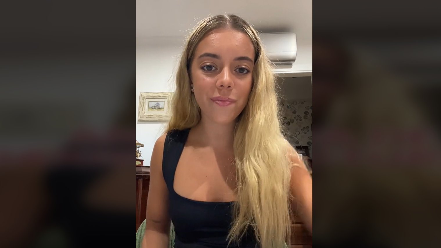 La joven se ha quejado sobre los clientes.