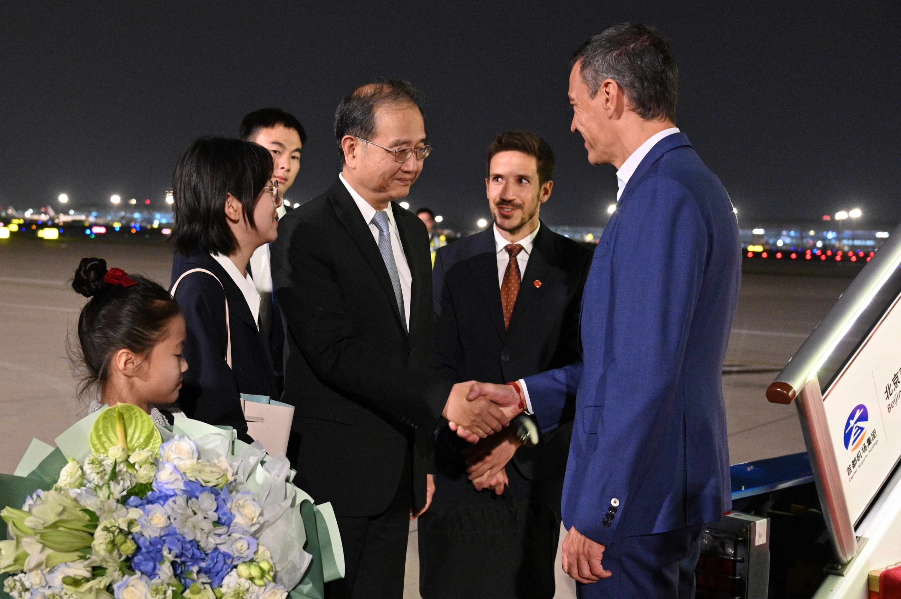 PEKÍN, 08/09/2024.- El presidente del Gobierno español, Pedro Sánchez, a su llegada este domingo al aeropuerto internacional de Pekín en la primera escala de un viaje a China con el que pretende afianzar la que considera ya una estrecha relación política y comercial bilateral, y en medio de las tensiones arancelarias entre el país asiático y la Unión Europea (UE).EFE/Moncloa/Borja Puig de la Bellacasa. ***SOLO USO EDITORIAL / SOLO USO DISPONIBLE PARA ILUSTRAR LA NOTICIA QUE ACOMPAÑA/ (CRÉDITO OBLIGATORIO)*** CHINA ESPAÑA