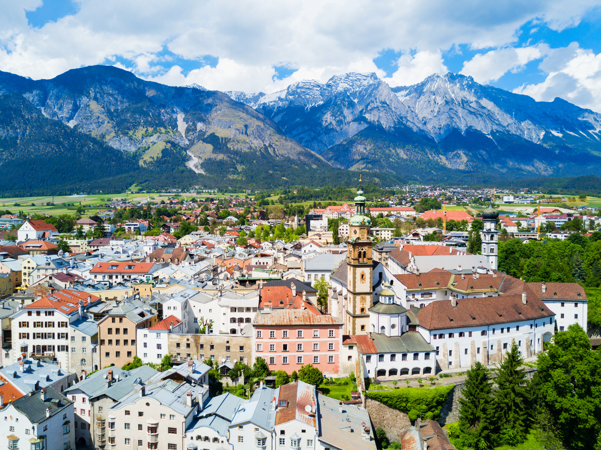 Vista aérea de la ciudad tirolesa de Hall in Tirol, región de Hall-Wattens, Austria.