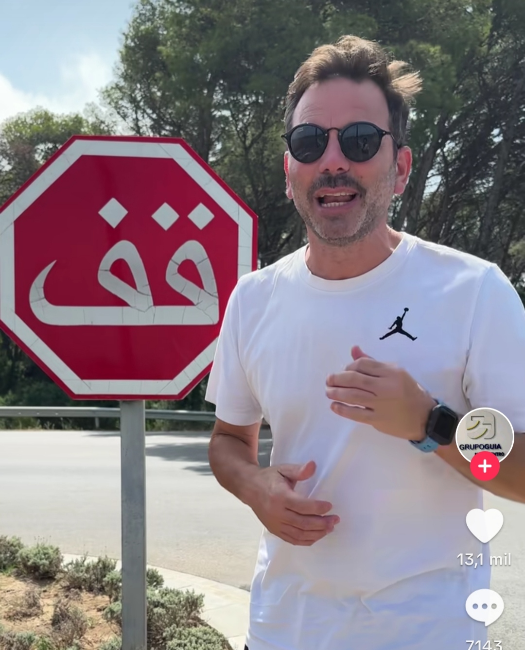 Extraia o vídeo do professor de escola auto -escolar com o sinal de Marrocos.