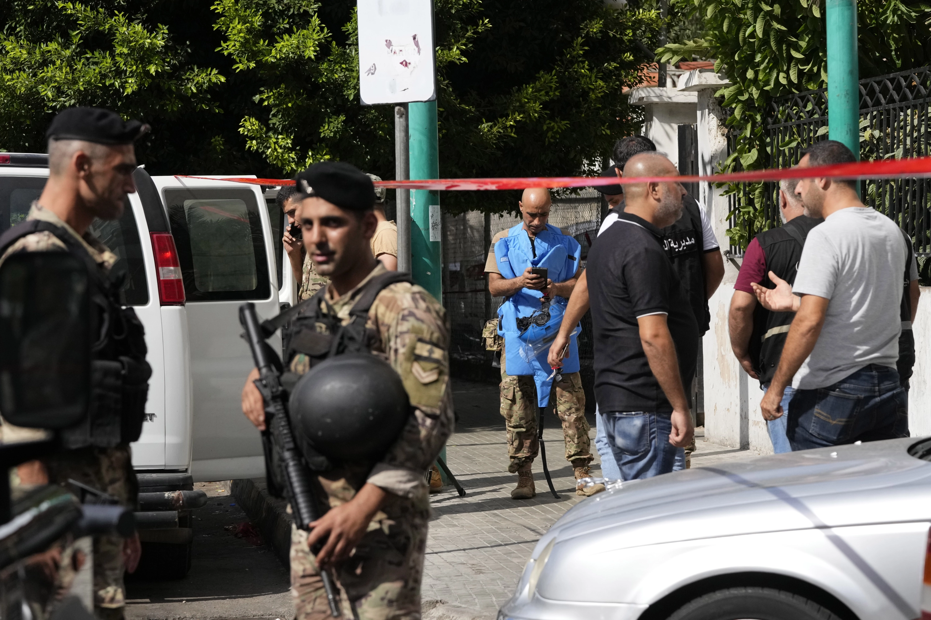 La policía acordona un área mientras miembros de seguridad y un especialista en explosivos investigan un dispositivo sospechoso en Beirut.