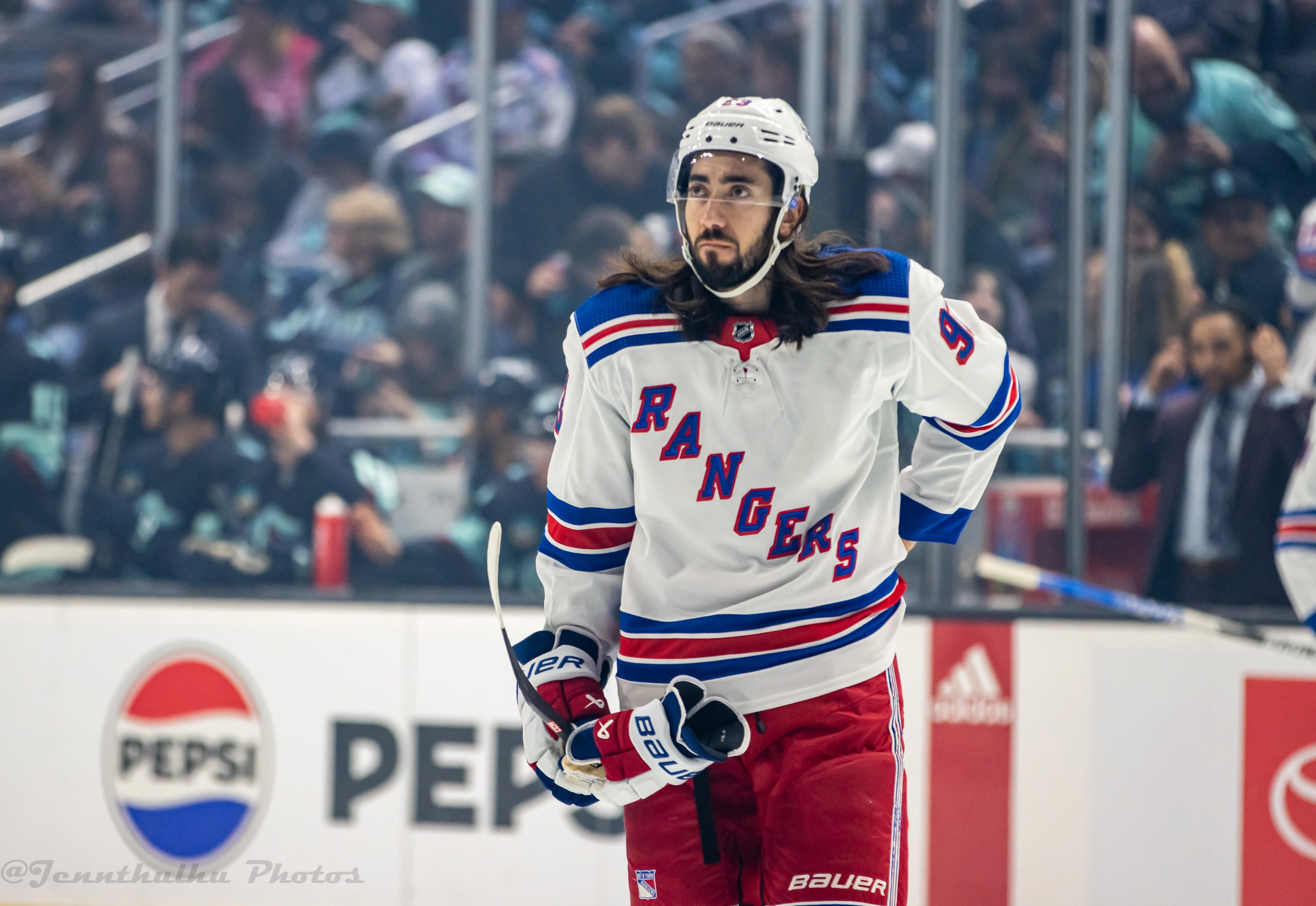 El jugador Mika Zibanejad, con el uniforme alternativo de los Rangers.
