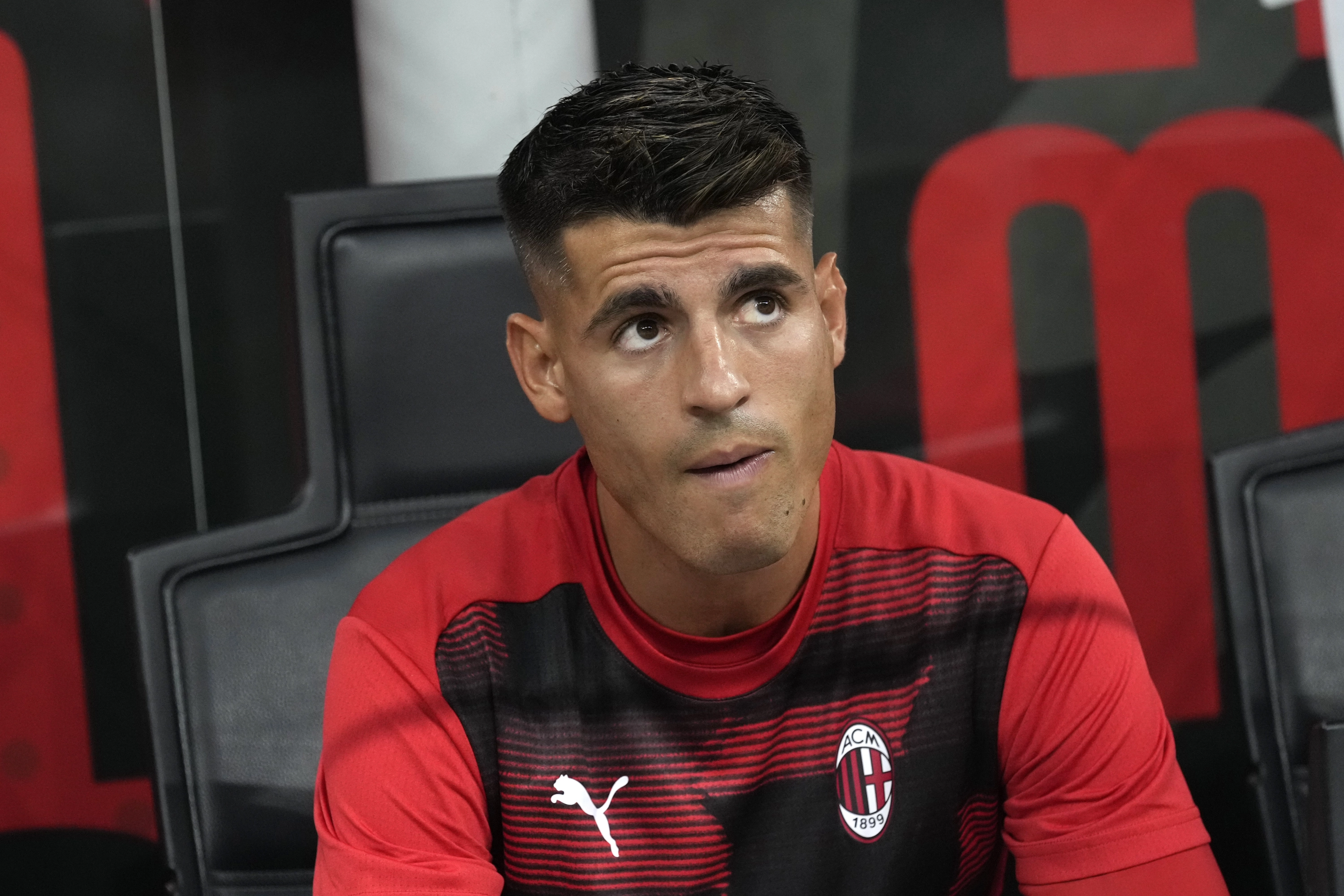 Álvaro Morata en el banquillo del AC Milan.