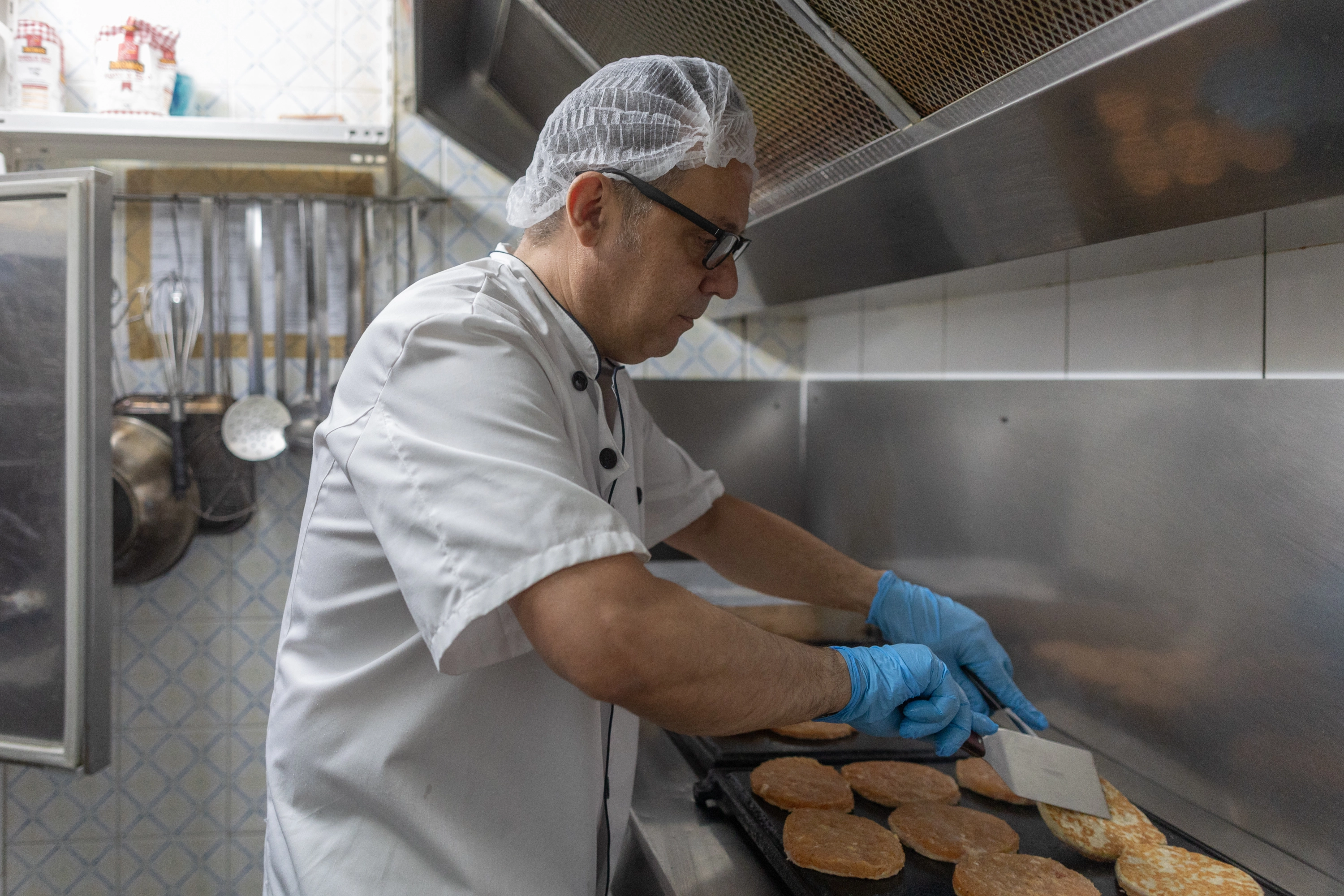 Barcelona City Council withdraws funding from a soup kitchen in Gràcia that is fighting to recover it Barcelona City Council withdraws funding from a soup kitchen in Gràcia that is fighting to recover it