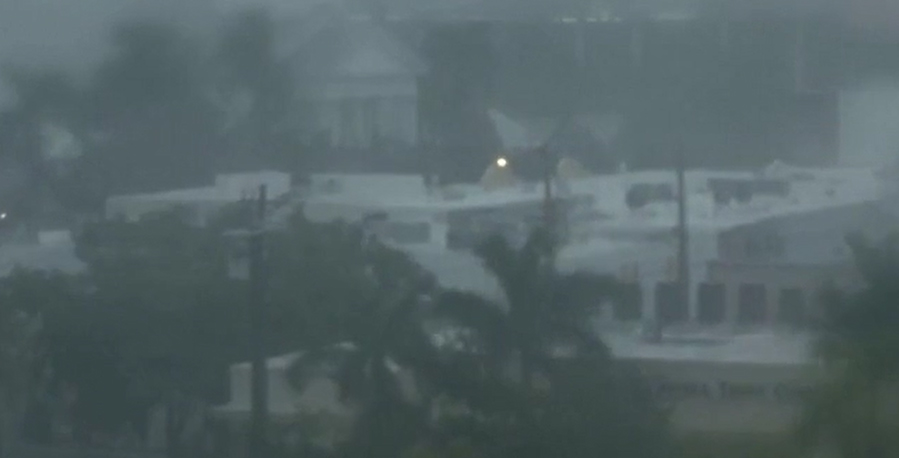 El huracán 'Milton' ha tocado tierra este miércoles en las costas del estado de Florida (Estados Unidos) con vientos sostenidos de hasta 193 kilómetros por hora, lo que le convierte en un huracán de categoría 3.