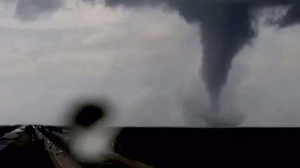 Milton ha tocado tierra en Florida esta madrugada en forma de enormes tornados. En apenas unas horas, ha dejado ya a más de un millón de familias sin luz y un rastro de destrucción. Ya se contabilizan, al menos, 3 víctimas mortales. Los tornados generados por ciclón han destruido un gran número de viviendas.